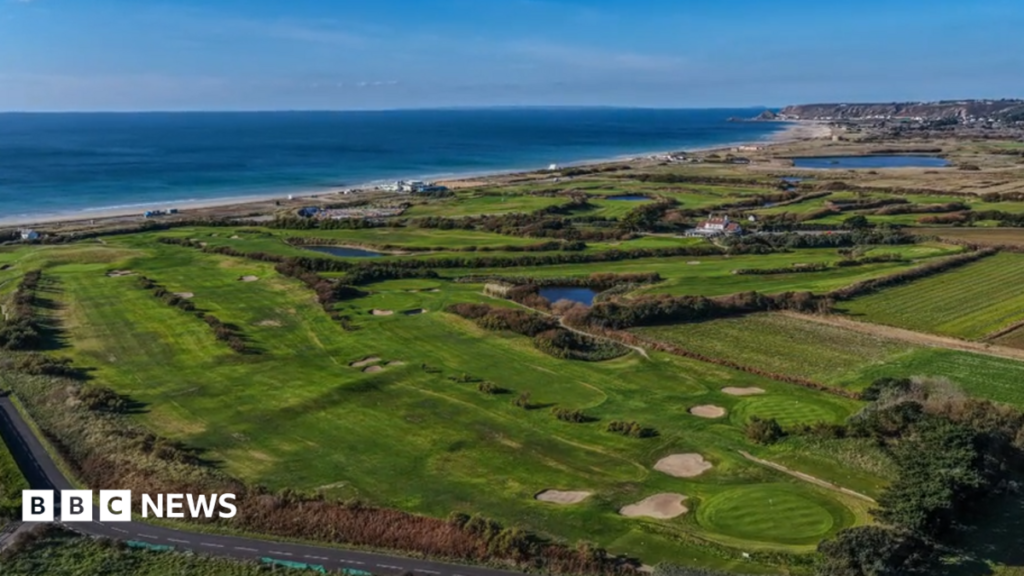 Chief minister backs public ownership of golf course site